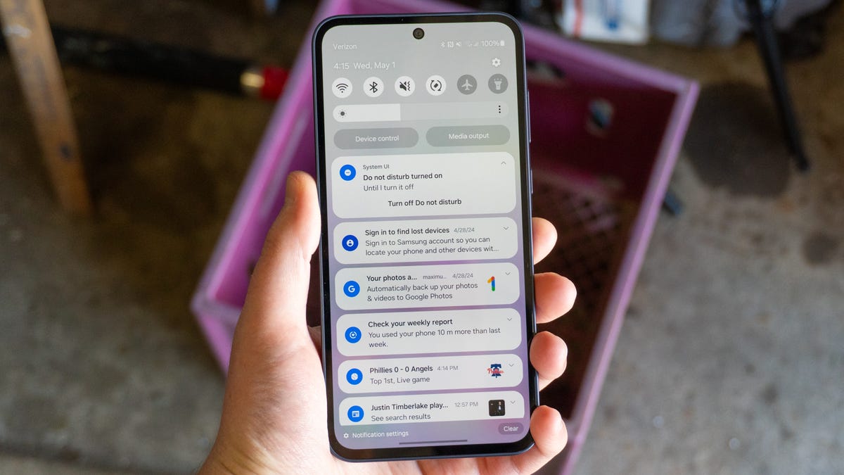 Este teléfono de presupuesto Samsung demuestra que puede tener excelentes características por menos (y está a la venta)