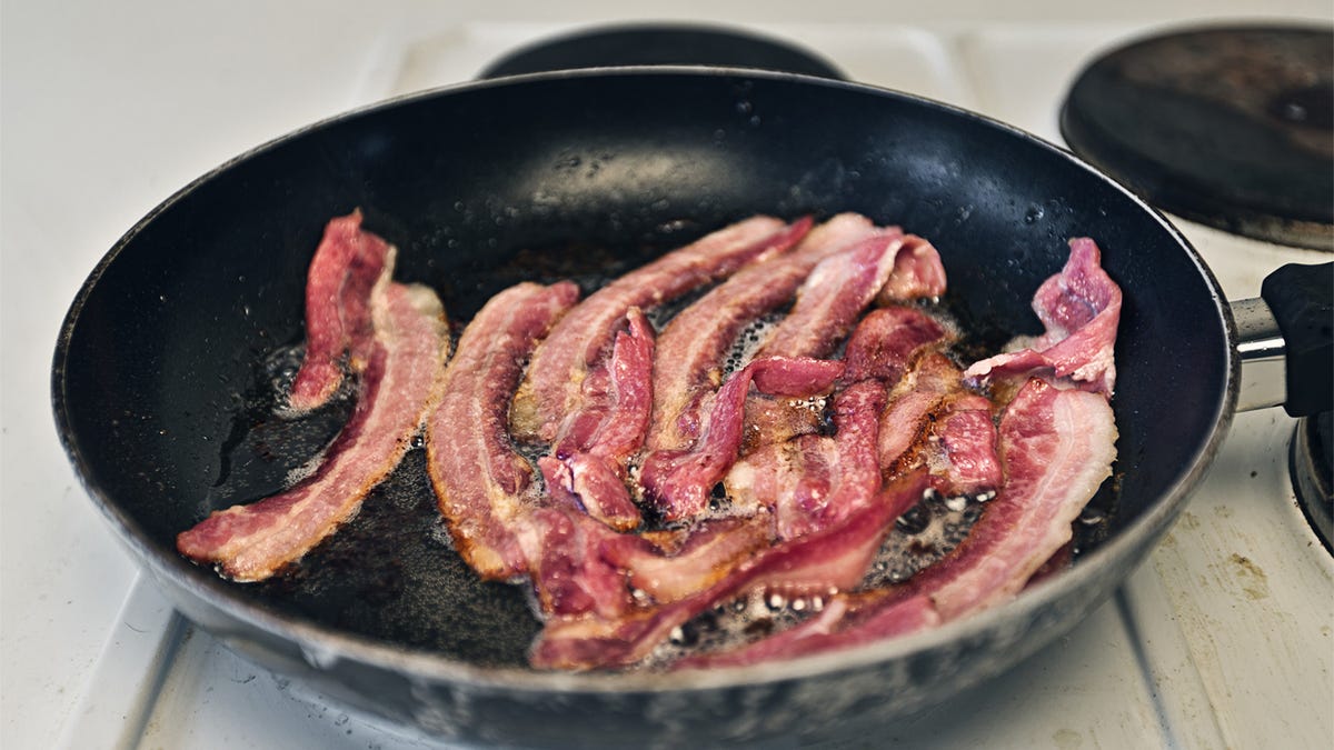 No arrojes grasa de tocino.  Aquí hay 9 formas de usarlo en su lugar