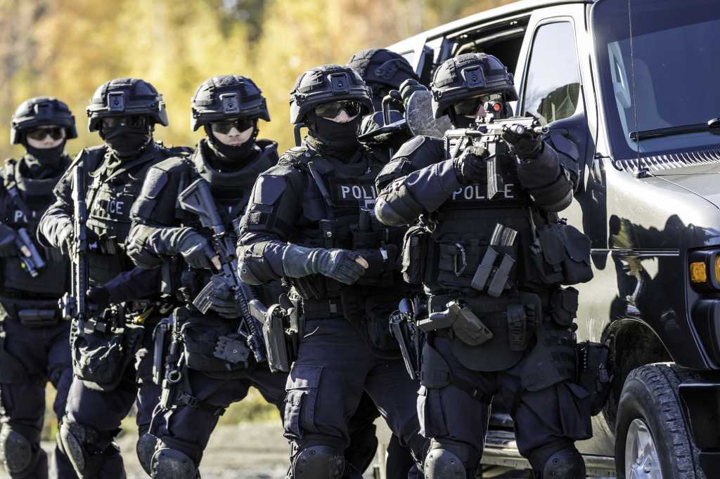 ¿Qué es aplastar?  Acoso criminal que involucra falsamente a policías armados