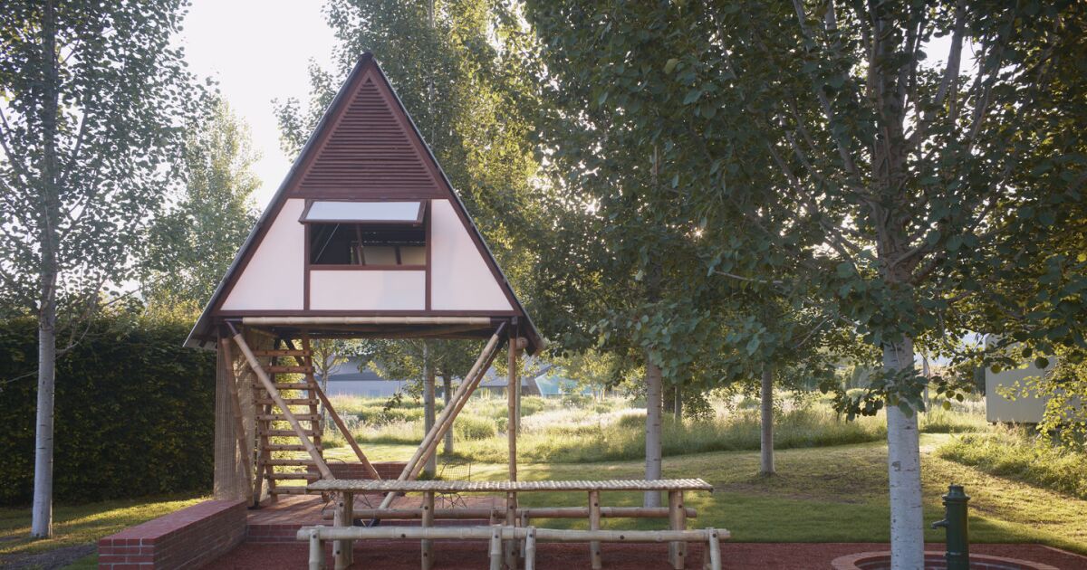 Una pequeña casa elevada resistente a inundaciones está hecha para ser trasladada