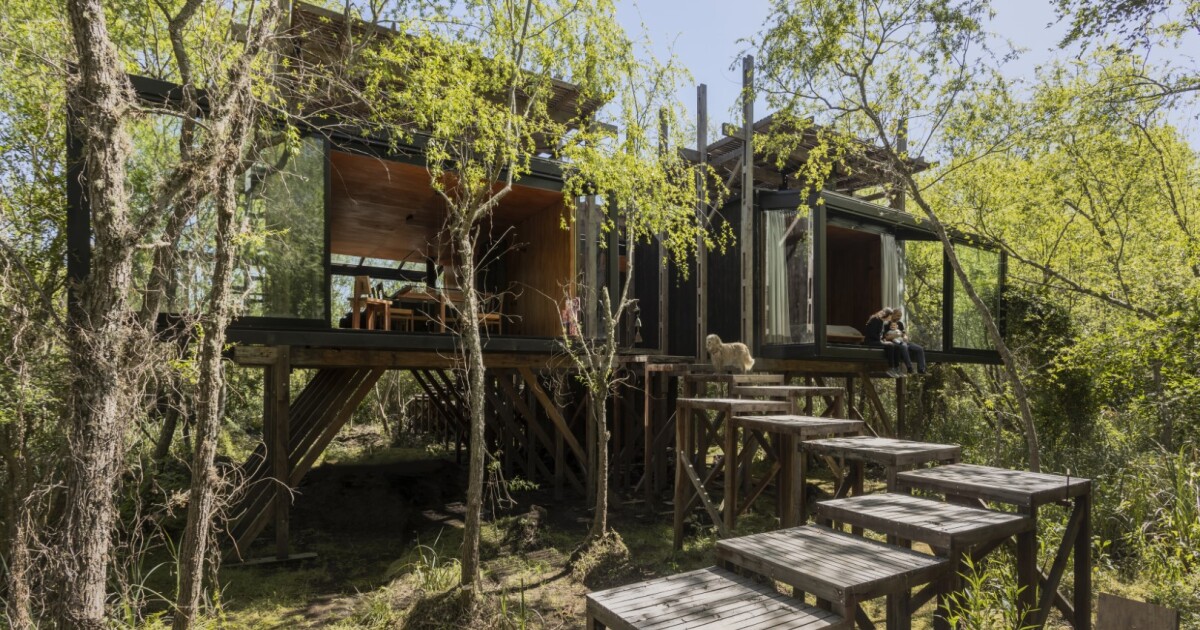 Casa compacta de madera se levanta sobre pilotes sobre el Delta del Paraná