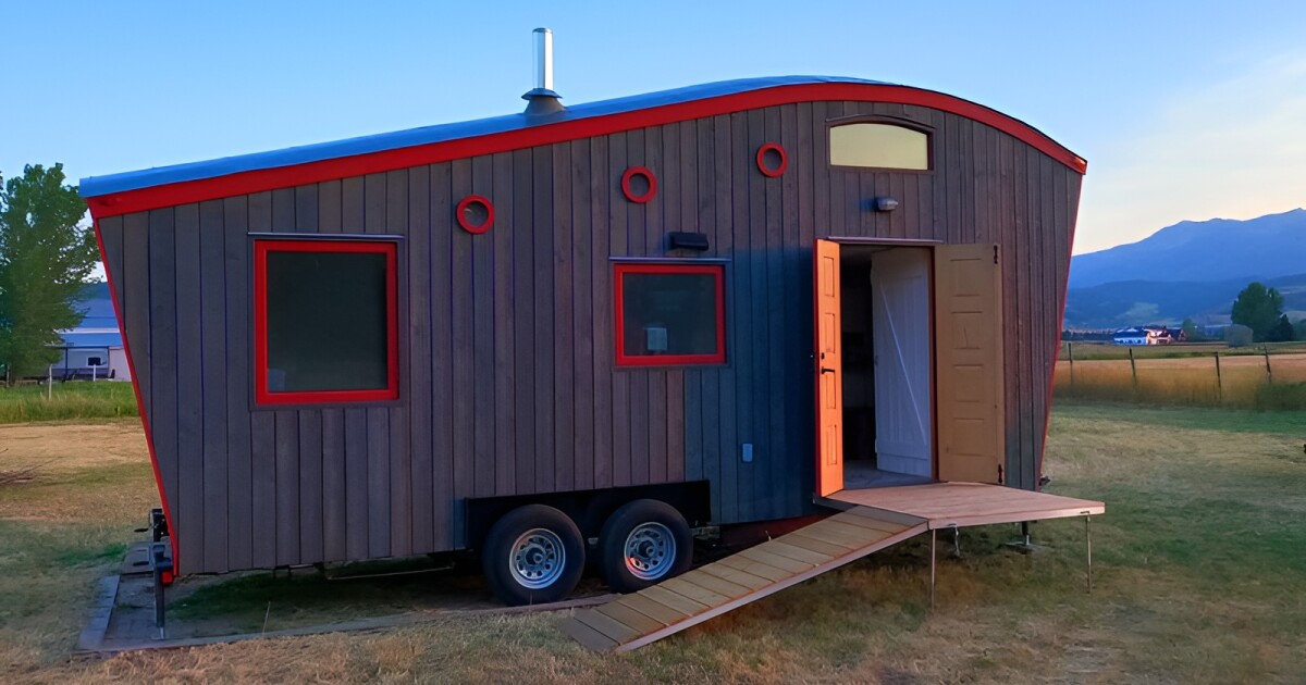 Pequeña casa con curvas diseñada para una vida cómoda en la carretera