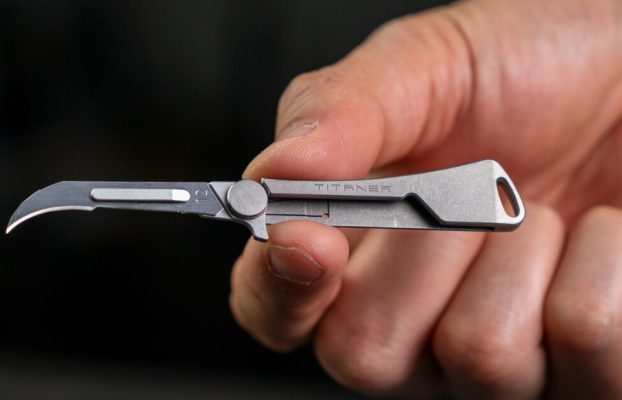 El cuchillo de titanio utiliza un mecanismo con una sola mano para desplegar una hoja de acero con forma de gancho