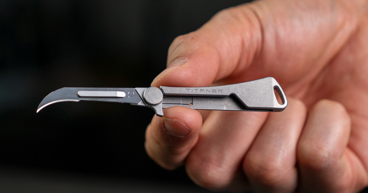 El cuchillo de titanio utiliza un mecanismo con una sola mano para desplegar una hoja de acero con forma de gancho