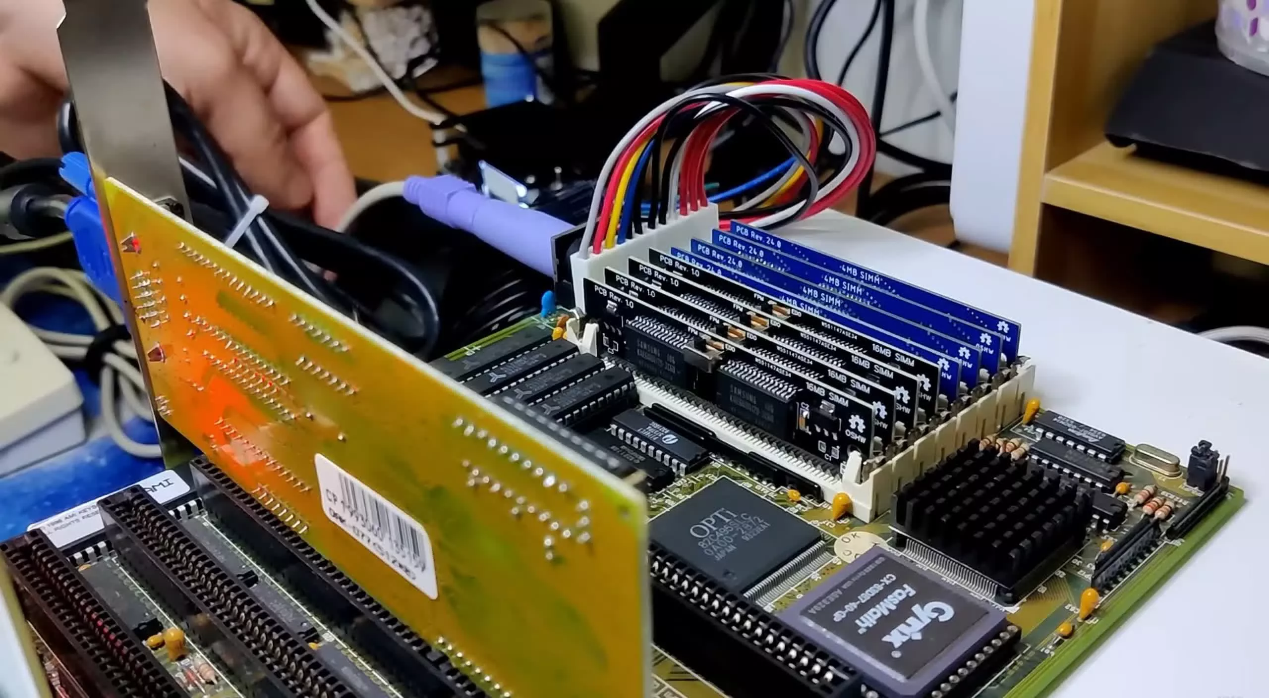 Construye tu propia RAM: Cómo actualizar una PC 386 antigua a 64 MB de RAM usando memoria personalizada