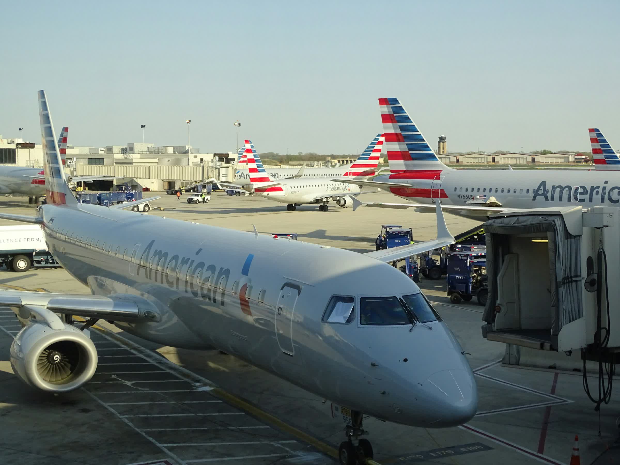 Incendio de computadora portátil en vuelo de American Airlines provoca evacuación de emergencia y heridos