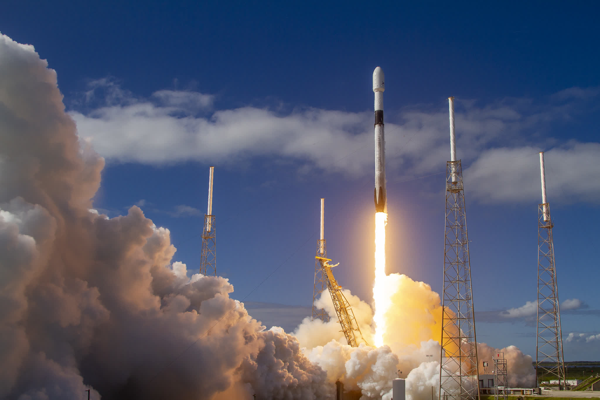 Fallo en lanzamiento de cohete SpaceX provoca caída de 20 satélites Starlink, lo que motiva investigación