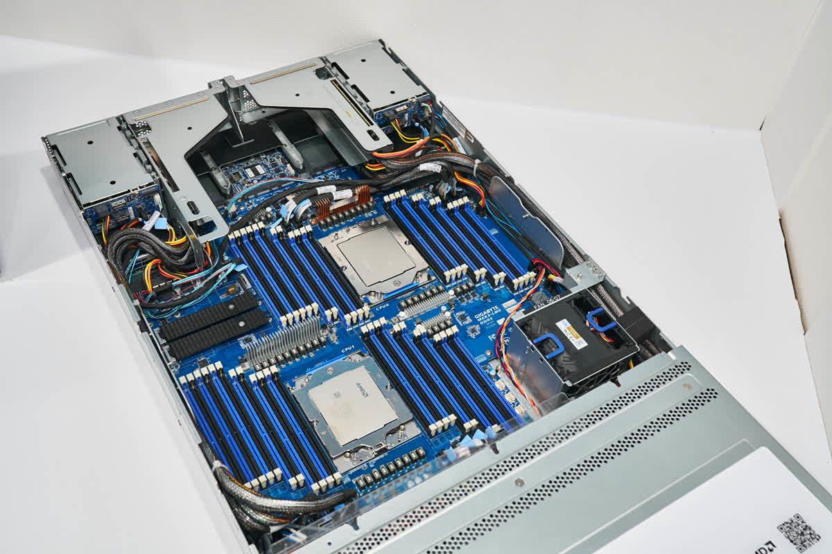 Gigabyte incorpora 48 ranuras de memoria DDR5 en una placa de servidor estándar