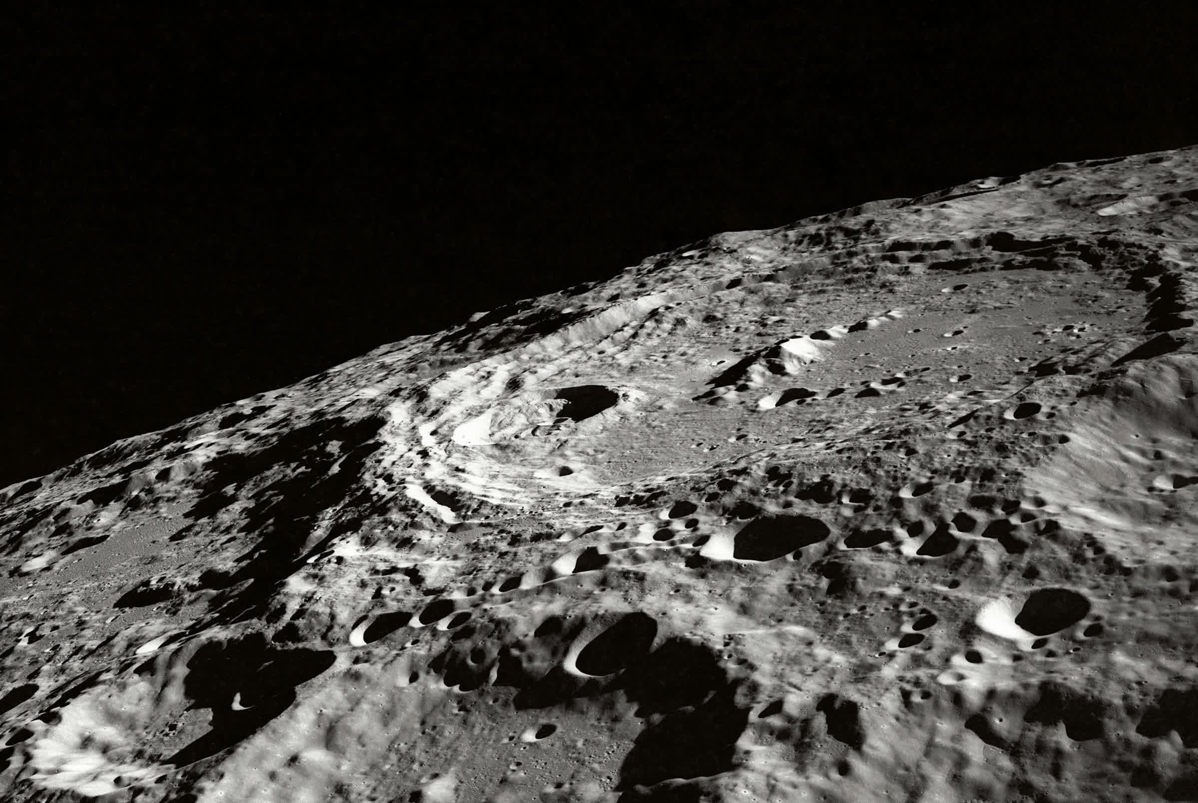 Científicos chinos encuentran agua en un extraño cristal lunar, desafiando la teoría de la «Luna seca»