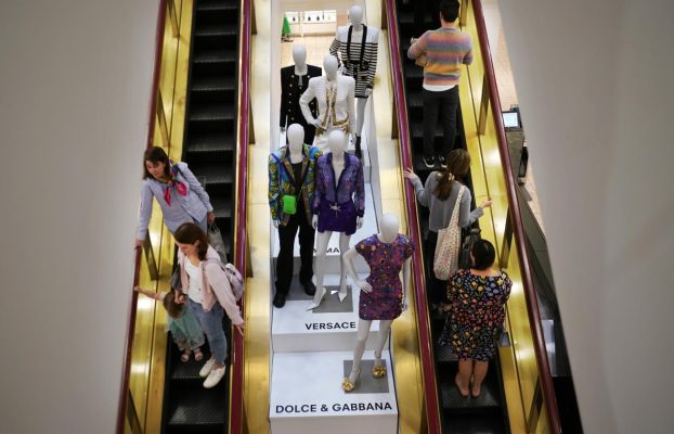Amazon adopta un nuevo enfoque de tiendas físicas con una participación en Neiman Marcus
