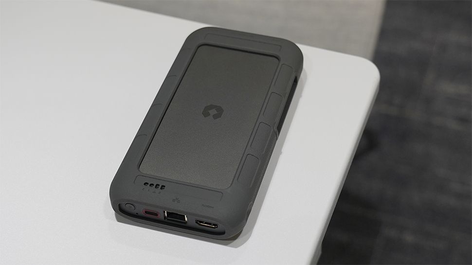 Este NAS SSD de 16 TB es tan pequeño que cabe en su bolsillo trasero, y, sin embargo, incluye una PC Arm completa, tiene una batería, ofrece almacenamiento en la nube personal e incluso puede transformarse en una unidad inalámbrica.