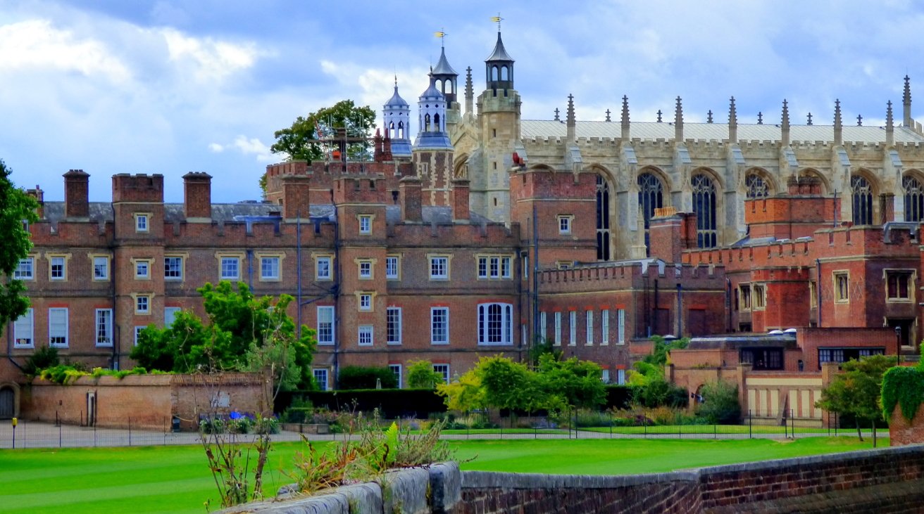 Eton, la escuela más elegante de Inglaterra, prohíbe los iPhones pero ofrece iPads