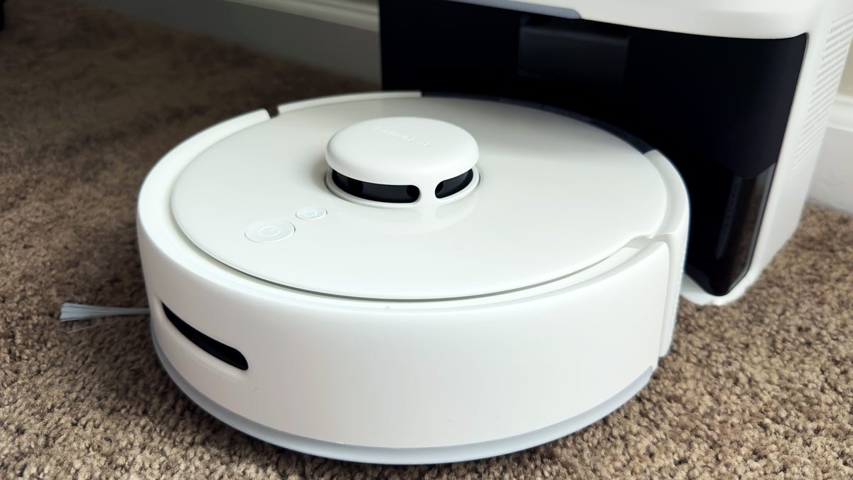 Este robot aspirador puede ser más pequeño que un plato de comida, pero puede limpiar grandes suciedades.