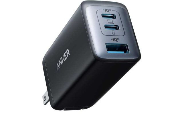 Este rápido cargador portátil de Anker se adapta a tres dispositivos y cuesta solo $30