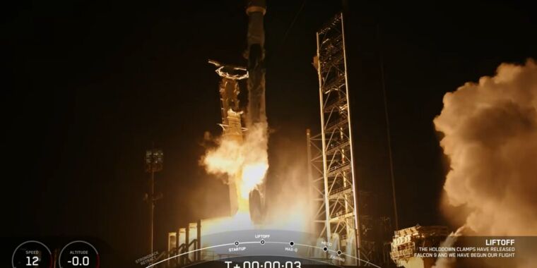 SpaceX vuelve rugiendo a la órbita apenas dos semanas después de la anomalía en vuelo