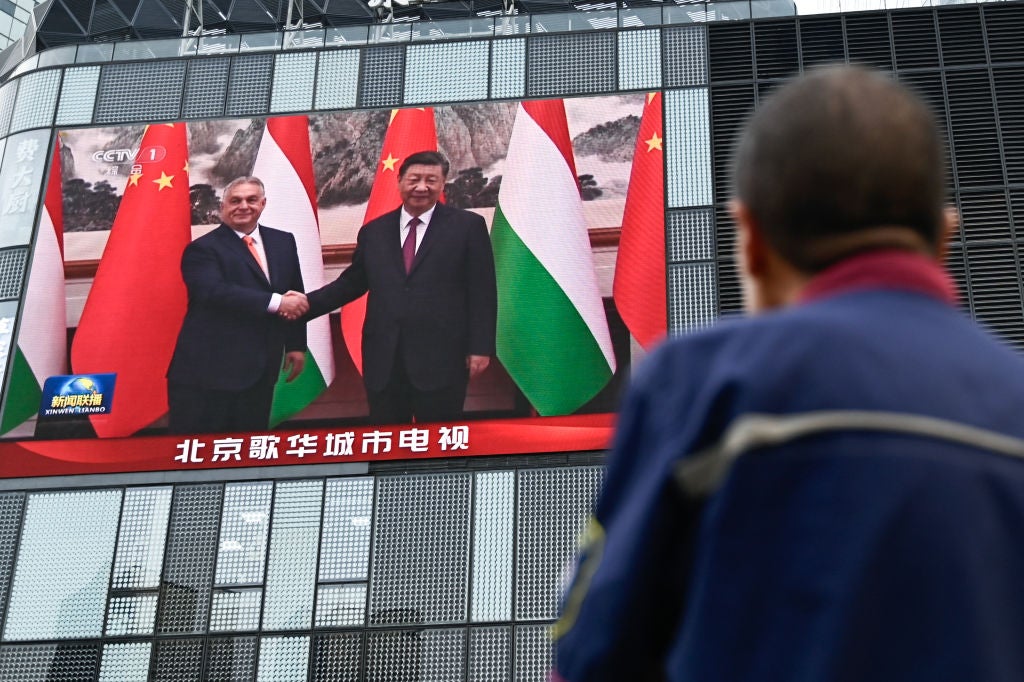 China recibe al líder de Hungría y anuncia ejercicios conjuntos con Bielorrusia