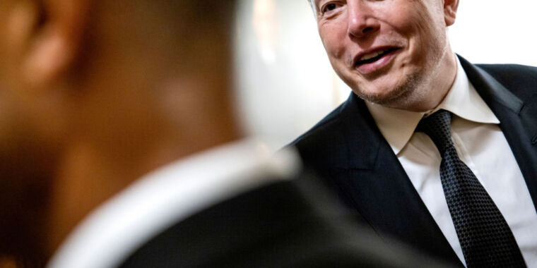 Ningún juez con acciones de Tesla debería manejar casos de Elon Musk, sostiene organismo de control