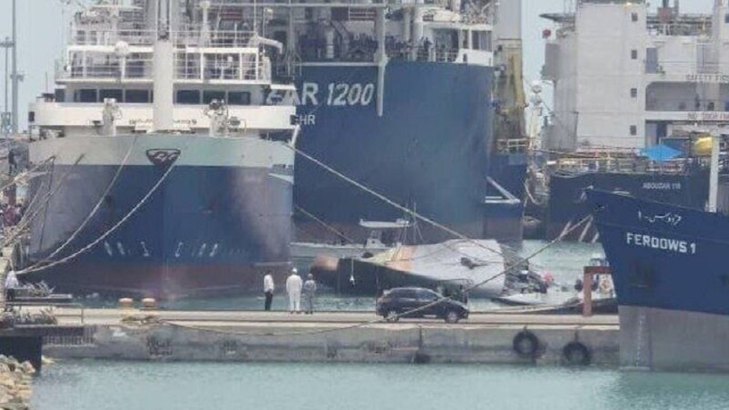 La fragata de la Armada iraní IRIS Sahand vuelca en el puerto