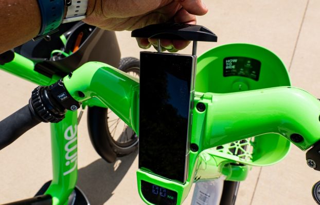 Las nuevas bicicletas eléctricas para viajes compartidos de Lime son más accesibles, con acelerador incluido