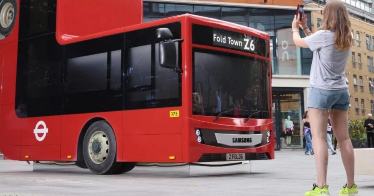 Un bus típico londinense se dobla en honor a un Galaxy Z Fold 6