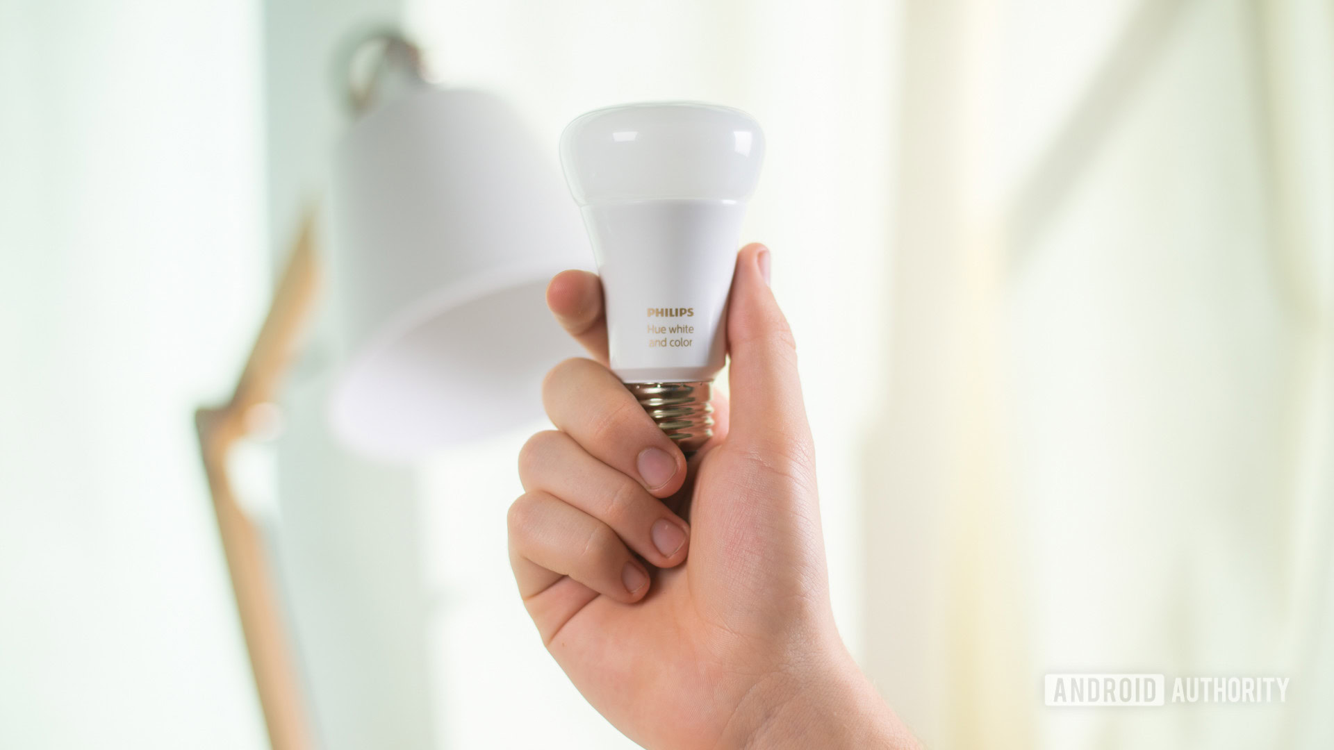 Philips Hue confirma que la solución para el brillo de las bombillas está en camino y ofrece una solución temporal