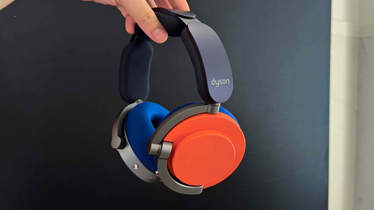 Los nuevos auriculares OnTrac de Dyson mezclan las cosas con un diseño personalizable