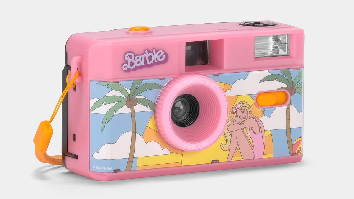 Se presenta una cámara de película rosa chicle para las fans de Barbie, con bolsa a juego incluida