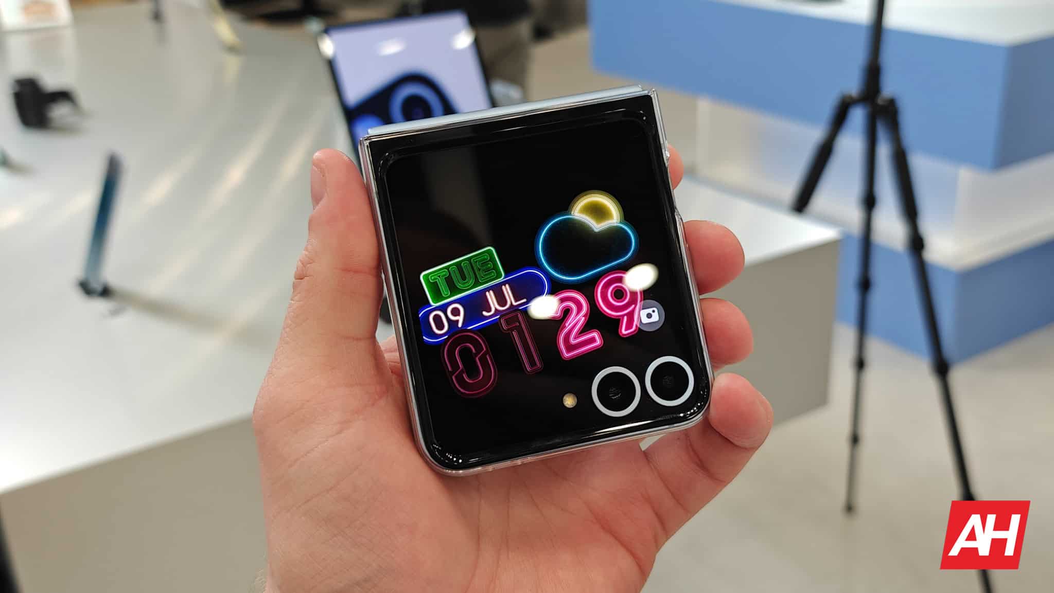 Un iPhone plegable con diseño Galaxy Z Flip podría llegar en 2026