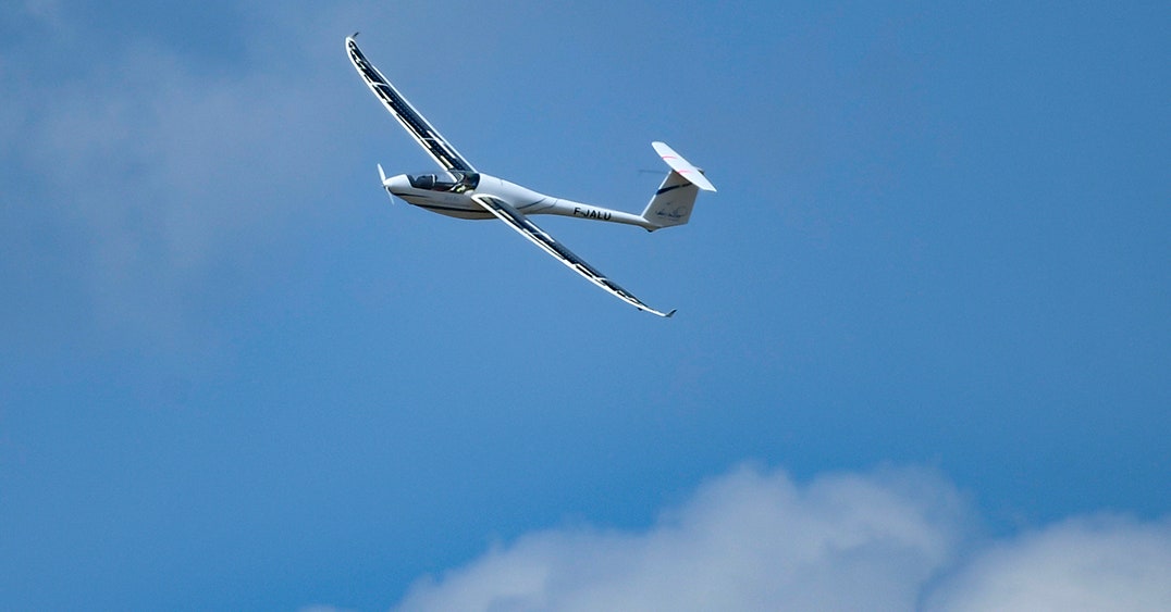 No, no es posible tener un avión de pasajeros que funcione con energía solar