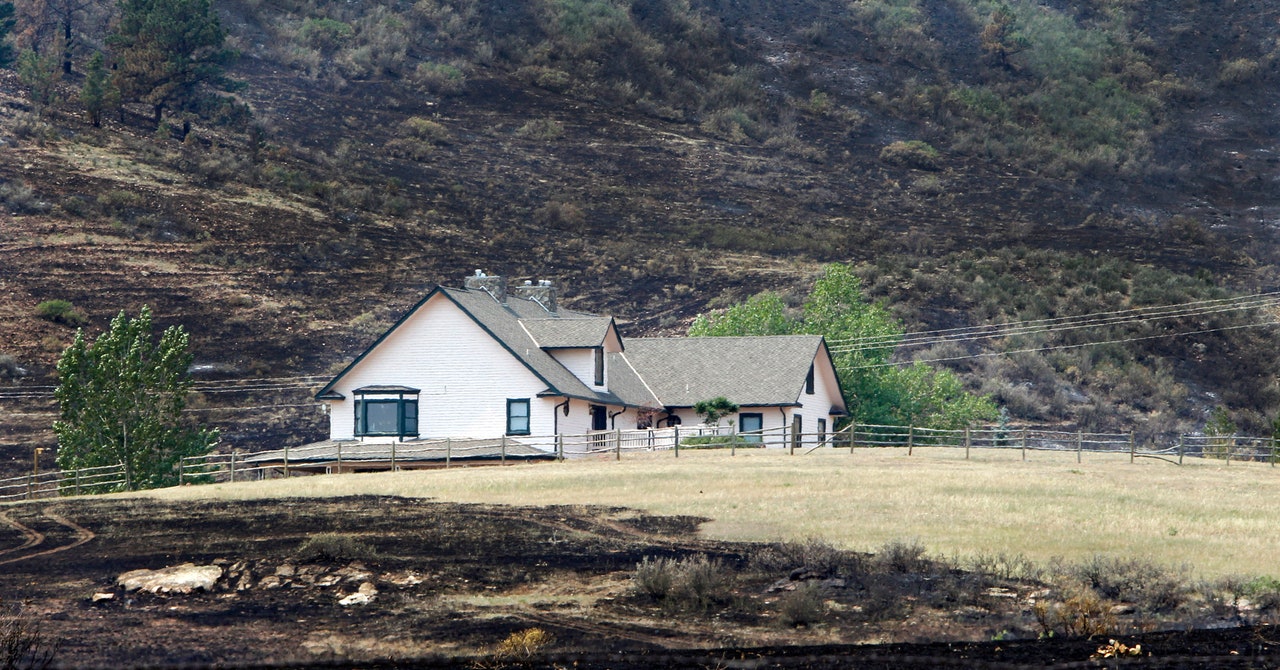 Cómo salvar su hogar de un incendio forestal