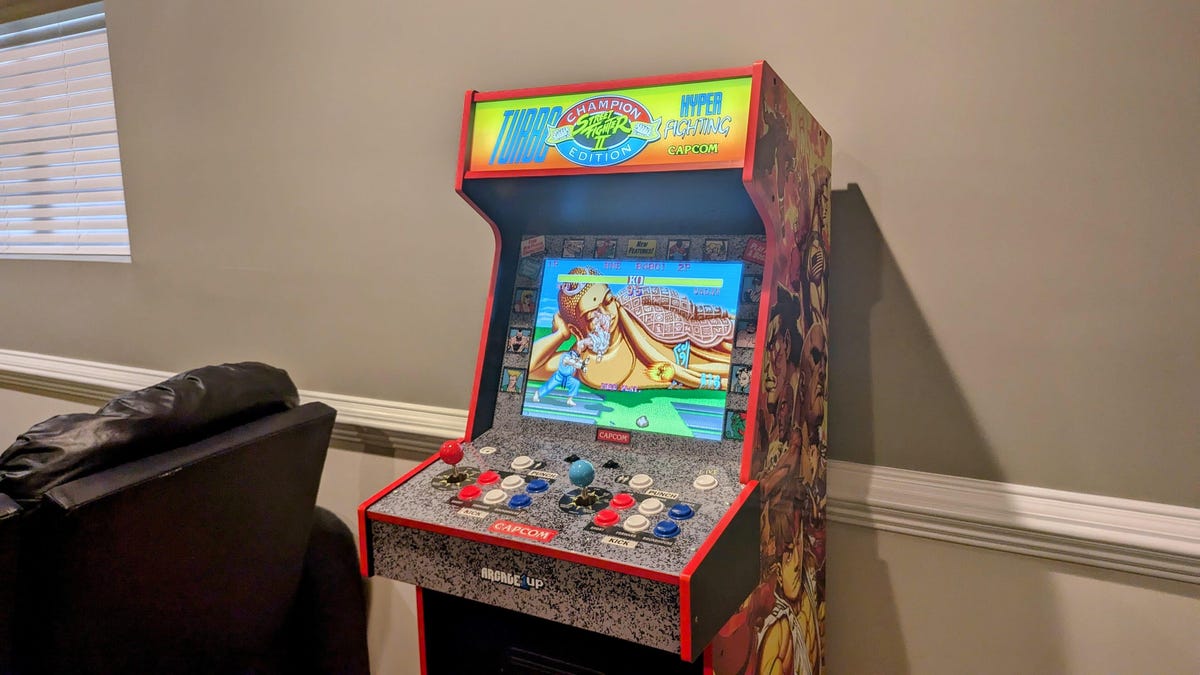 Reviva la alegría de los juegos arcade de los 90 con un descuento de $150 en un gabinete Street Fighter 2 este Prime Day