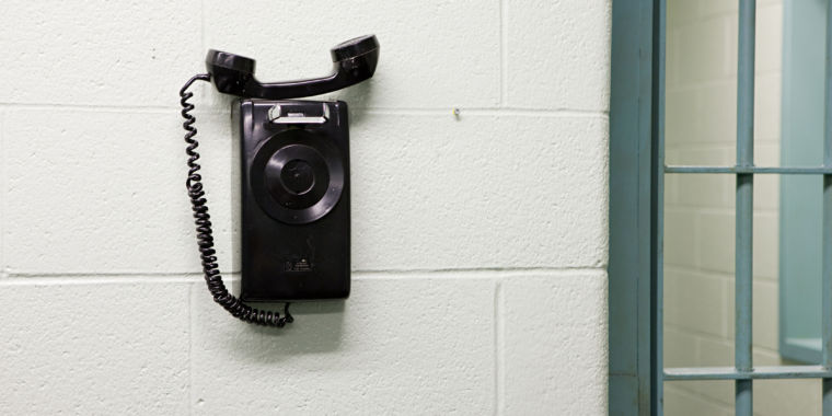 La FCC cierra las “últimas lagunas legales” que mantienen los precios de los teléfonos en prisión tan altos