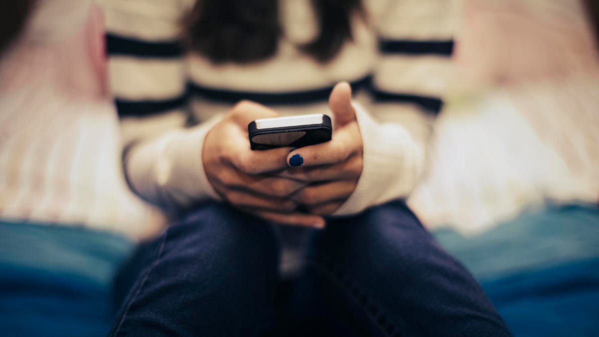 El gobierno de EE. UU. prohíbe que la aplicación de mensajería para adolescentes NGL aloje a menores