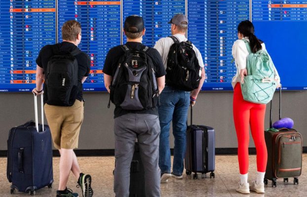 La interrupción global del servicio informático continúa retrasando a miles de viajeros