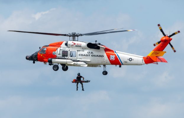 ¿Qué tipo de aeronave vuela la Guardia Costera y ha utilizado alguna vez un portahelicópteros?