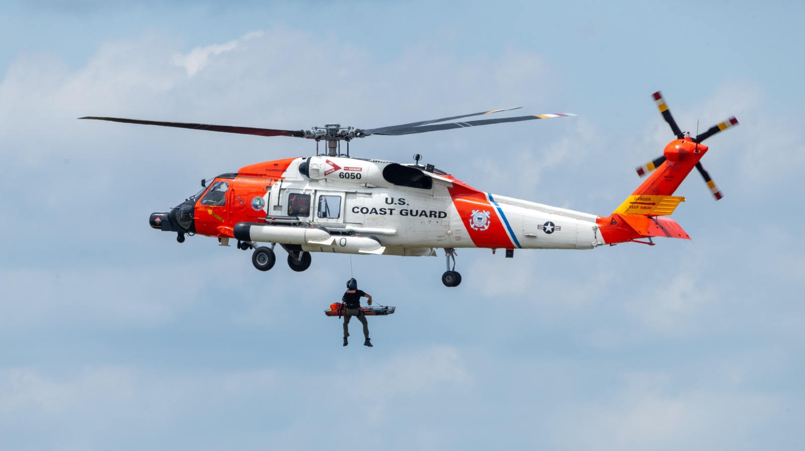 ¿Qué tipo de aeronave vuela la Guardia Costera y ha utilizado alguna vez un portahelicópteros?