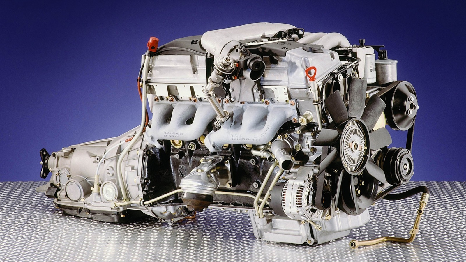 ¿Qué tan potente era el motor diésel OM606 de Mercedes-Benz y para qué lo utilizaba?