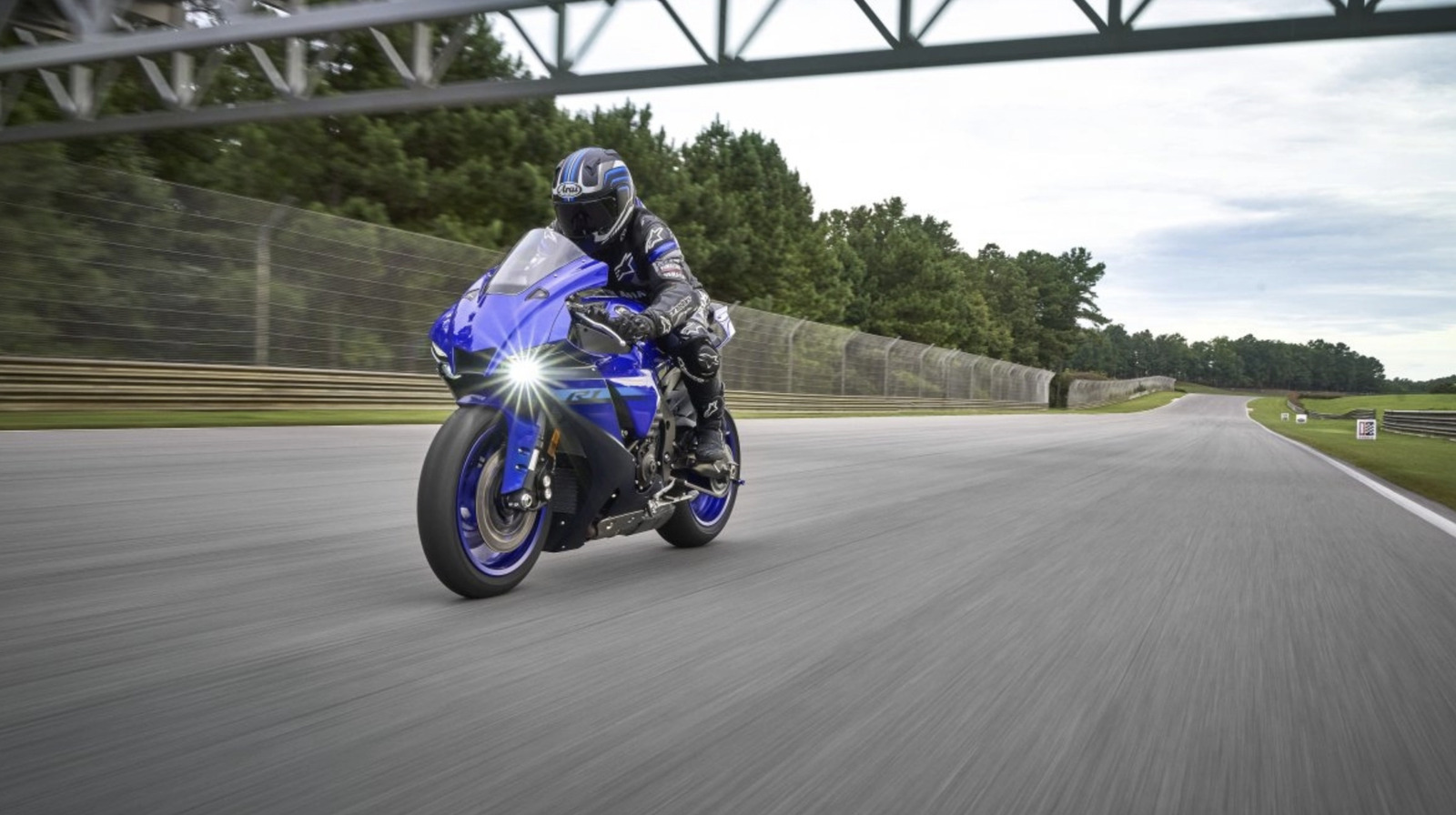 ¿Qué tan rápida es la Yamaha R1? Un vistazo a su velocidad máxima y tiempos de aceleración