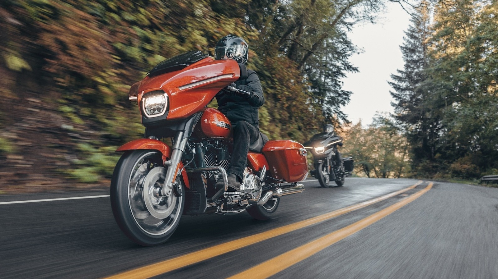 ¿Cuánto pesa una Harley-Davidson Street Glide y cuánto mide?