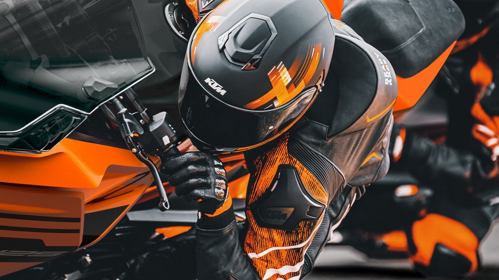 Explora la intrigante historia y el significado de la marca de motocicletas KTM