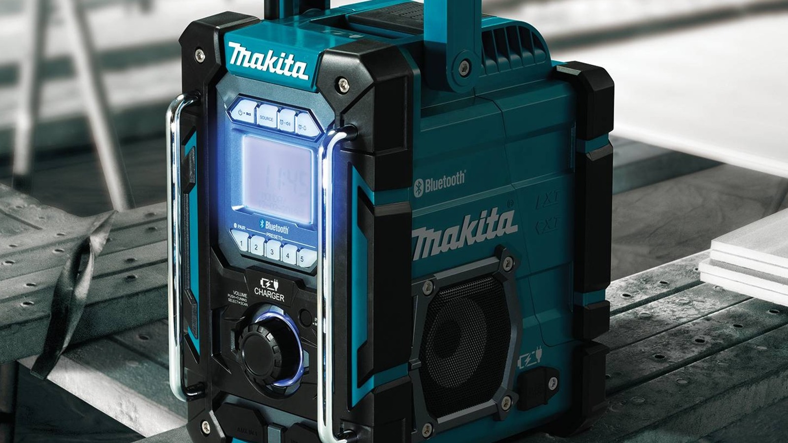 ¿Pueden las radios Makita cargar las baterías de herramientas?