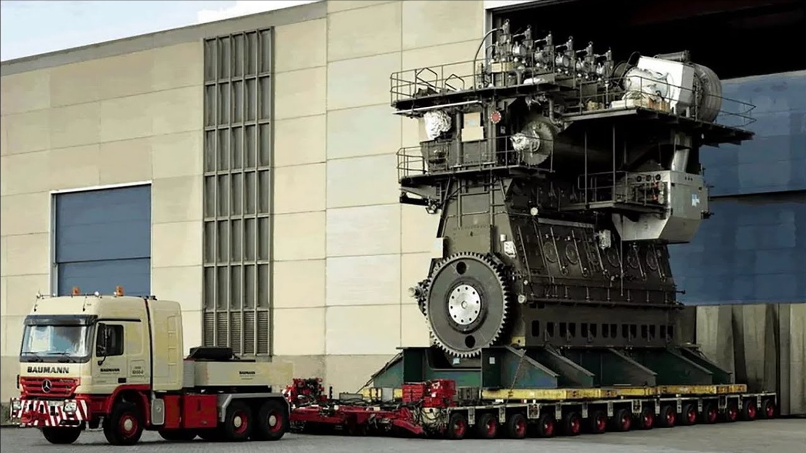 ¿Qué tamaño tiene el motor de pistón más grande del mundo y cuánta potencia puede desarrollar?