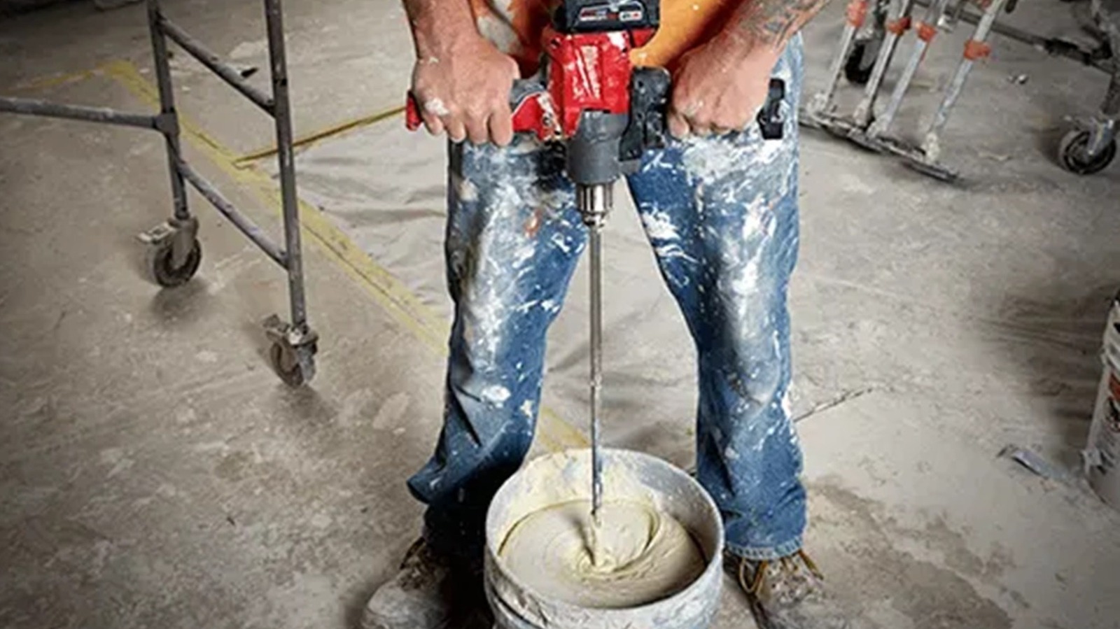 ¿Puede la mezcladora de lodo Milwaukee M18 FUEL mezclar hormigón y cuánto puede producir?
