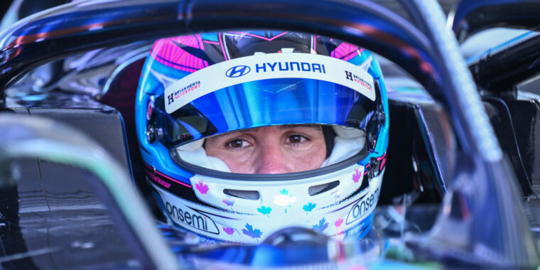 El piloto paralítico Robert Wickens prueba un monoplaza de Fórmula E con mandos manuales
