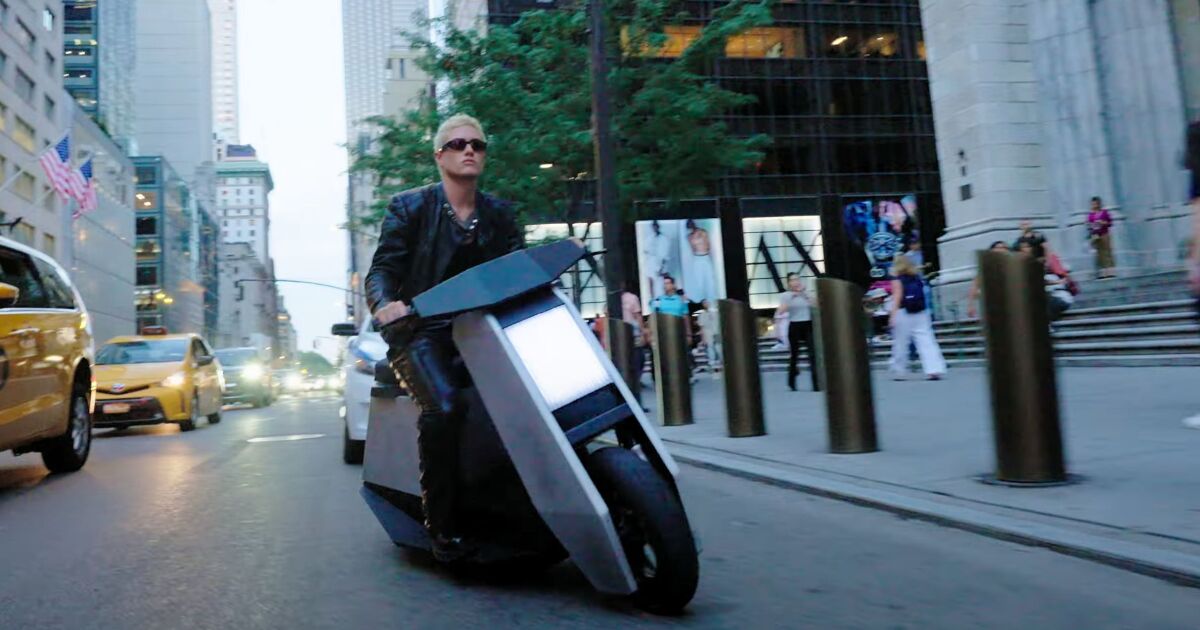 El patinete eléctrico del futuro, de ángulos pronunciados, atraviesa el tráfico urbano