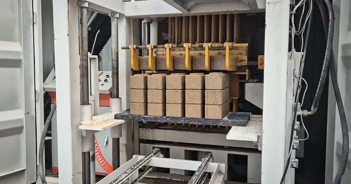 Una fábrica móvil produce ladrillos de construcción sin mortero al estilo Lego a partir de escombros