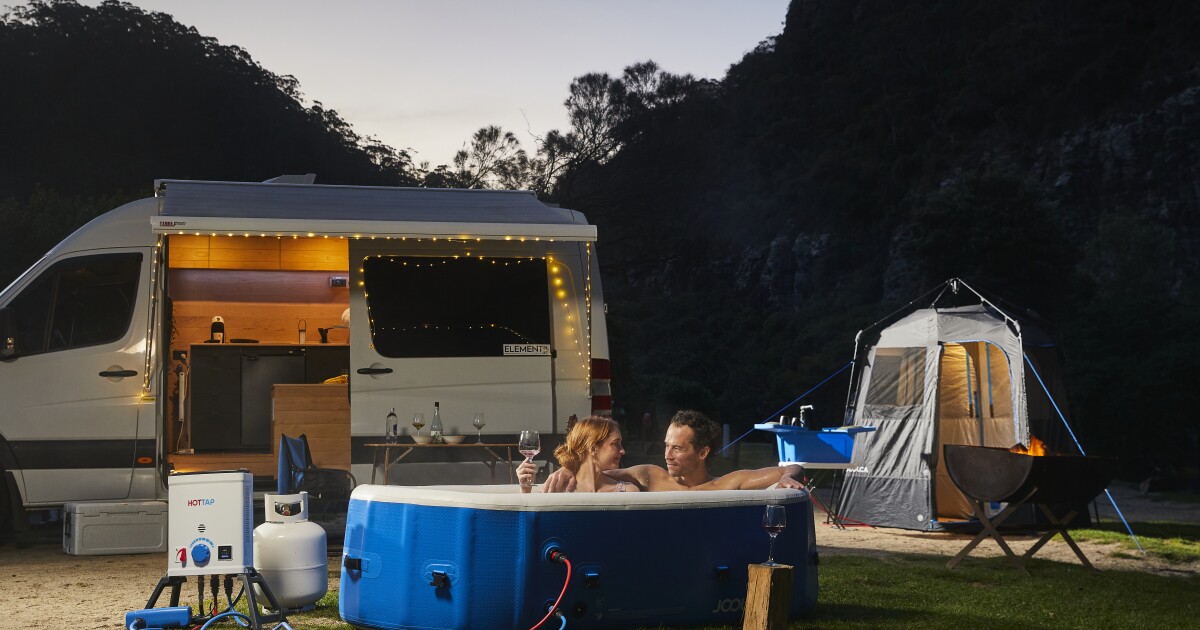 El jacuzzi inflable para acampar se empaqueta como una tienda de campaña y se infla en 2 minutos