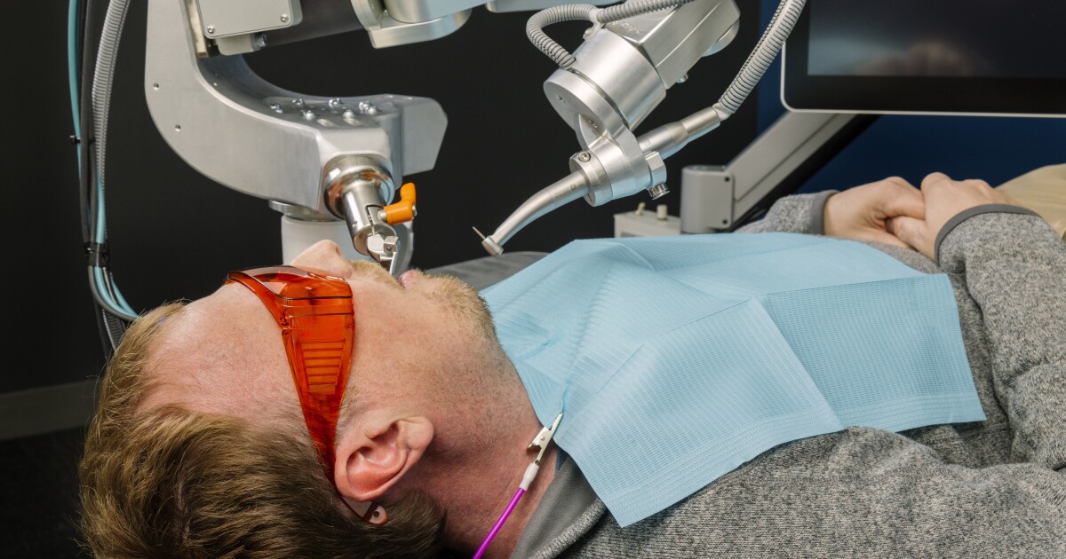 Un robot dentista totalmente automático realiza el primer procedimiento humano del mundo