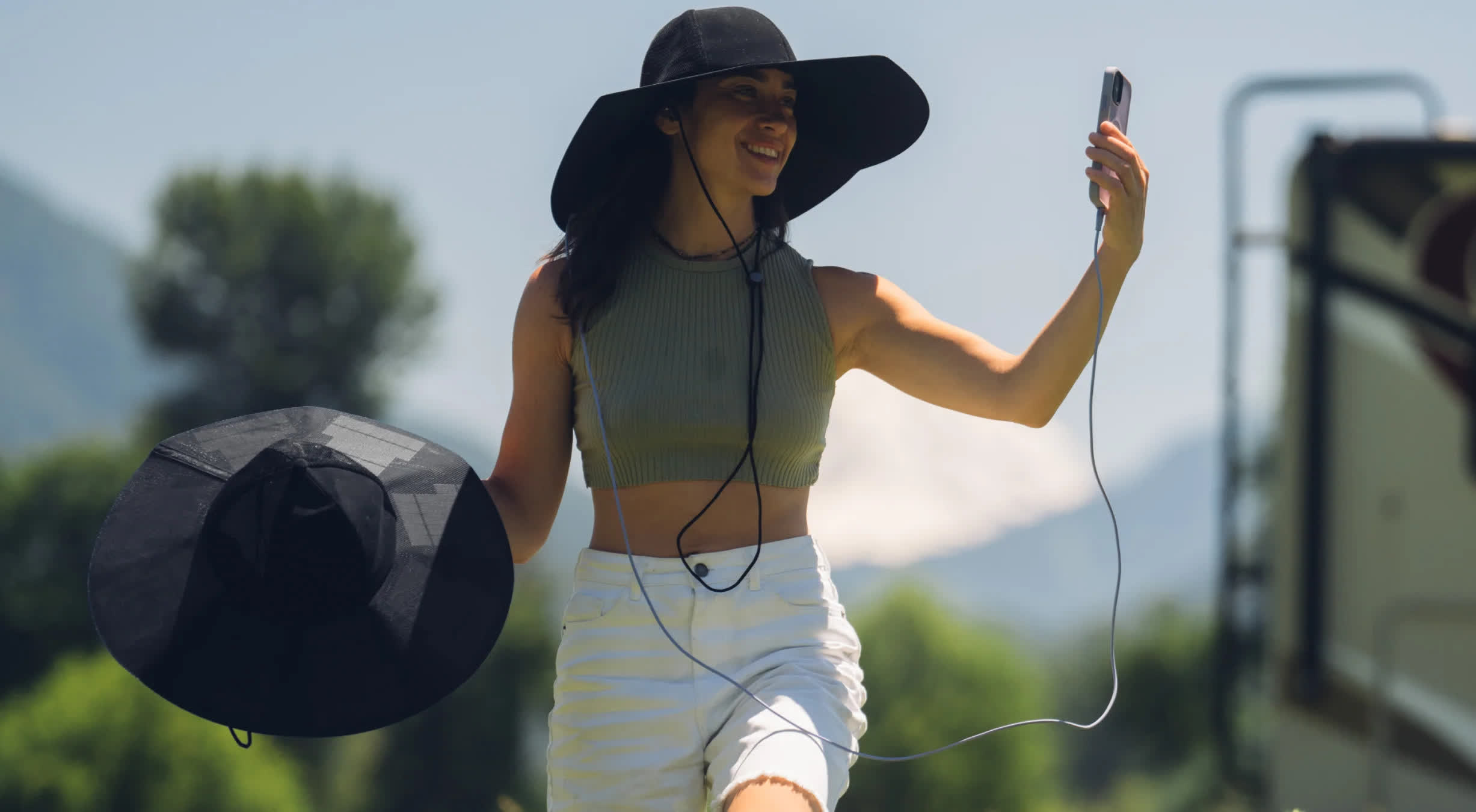 Este peculiar sombrero que funciona con energía solar podría ser el próximo gran avance en carga portátil