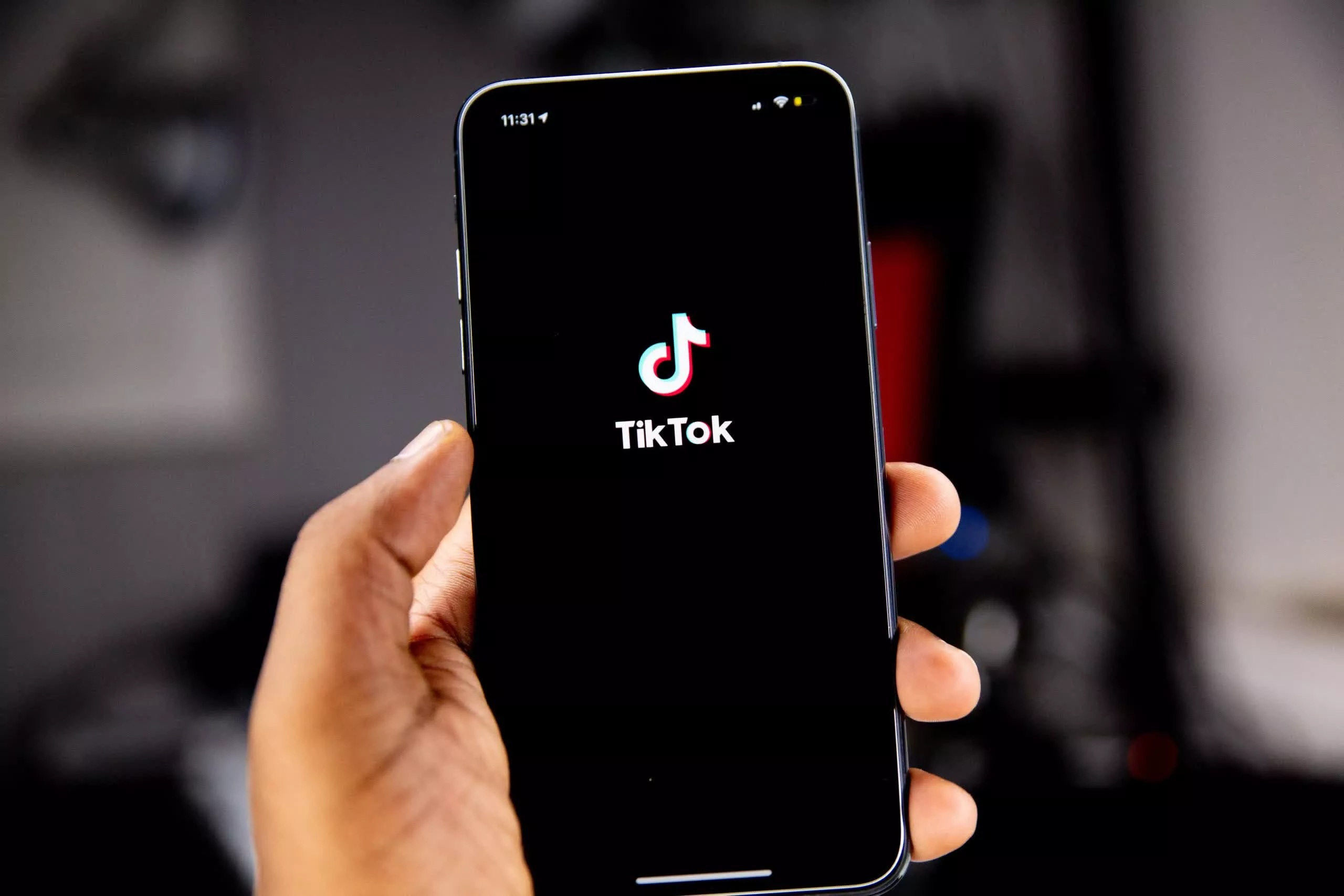 TikTok está difundiendo alertas de noticias falsas sobre Taylor Swift y Shohei Ohtani como «de última hora»